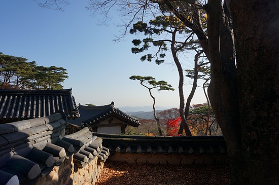  정족산 사고에서 내려다본 풍경. 강화도 앞바다가 보인다.