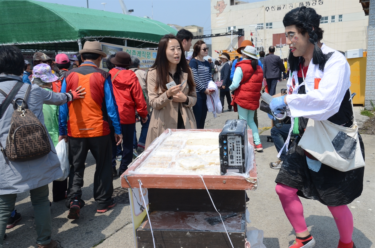 가파도 행 손님들에게 장사하는 각설이 모습 