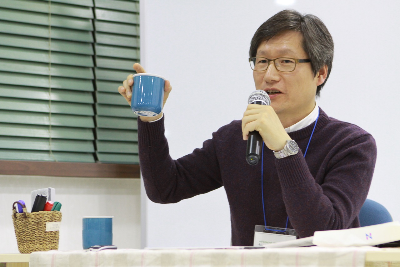 김종희 대표가 마시고 있던 오미자 차를 예로 들며 '좋은' 글에 대해 설명하고 있다.