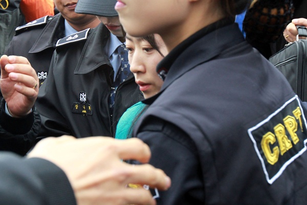 2015년 11월 18일 친부 살해 혐의로 15년 8개월째 복역 중인 무기수 김신혜(38·여)씨가 재심 개시 여부 발표가 열리는 광주지방법원 해남지원 구치감에 들어서고 있다.
