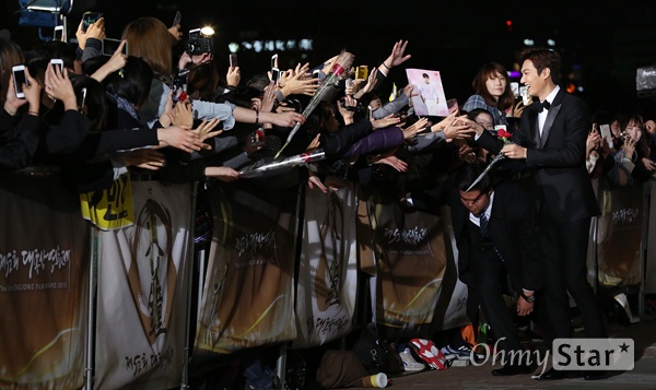 '대종상' 이민호, 팬들과 손맞추고 눈맞추고! 배우 이민호가 20일 오후 서울 여의도 KBS홀에서 열린 제52회 대종상영화제 레드카펫에서 팬들과 손을 잡으며 인사를 나누고 있다.