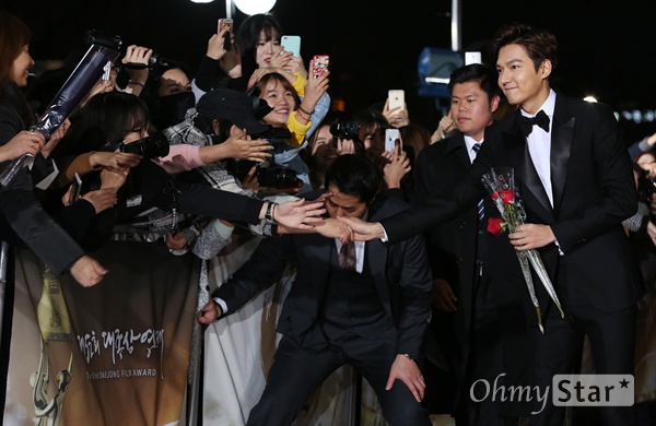'대종상' 이민호, 팬들과 손맞추고 눈맞추고! 배우 이민호가 20일 오후 서울 여의도 KBS홀에서 열린 제52회 대종상영화제 레드카펫에서 팬들과 손을 잡으며 인사를 나누고 있다.
