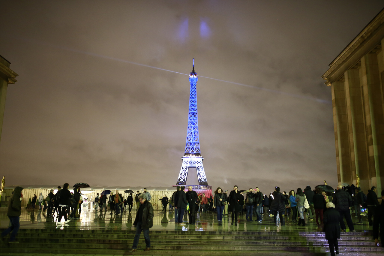 파리에펠탑 테러이후 파리 에펠탑과 공공건물에서는 화려한 빛을 지우고 희생자들을 위한 추모의 빛(프랑스 국기를 상징하는 색)을 비추고 있다.