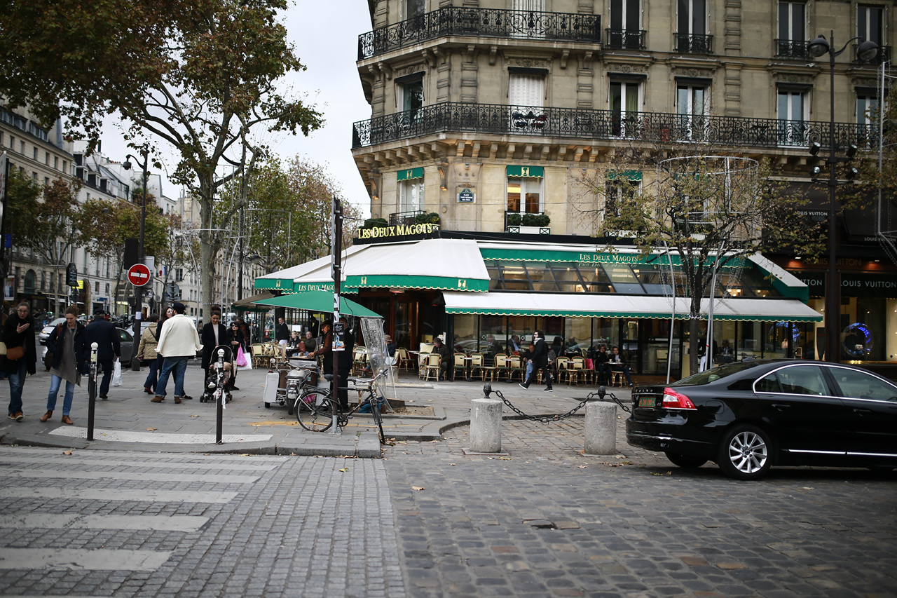 파리 사르트르의 지정석이 있었던 카페, 많은 이들이 테러이후의 일상을 되찾기 위해 노력하고 있는 모습이 역력했다.