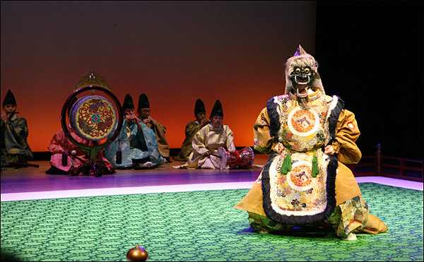 라쿠손 연주 고마가쿠(高麗樂) 연주곡 가운데 춤과 함께 이어진 ‘라쿠손’, 처용무를 닮았다.
