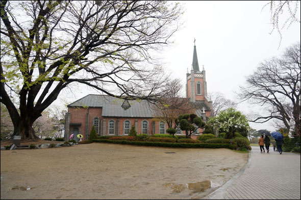 공세리성당(충남유형문화재 제144호)의 옆모습이다. 한때 국민 상비약이었던 고약, 그 대명사인 이명래 고약이 탄생한 곳이기도 하다. 