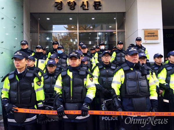 경찰이 지난 11월 14일 열린 민중총궐기 대회 관련해서 21일 오전 서울 정동 민주노총과 금속노조 사무실을 압수수색하고 있다.