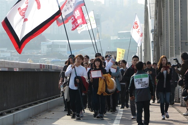 중앙대 재학생과 동문, 농민 등 200여 명은 이날 오후 12시 25분 서울 흑석동 중앙대 정문 앞 광장에 모여 도보행진에 들어갔다.