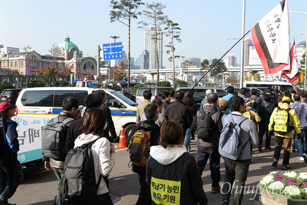 21일 백남기 농민 쾌유기원 도보행진에 참여한 중앙대생과 동문, 농민 등 참가자들이 서울역앞을 행진하고 있다. 