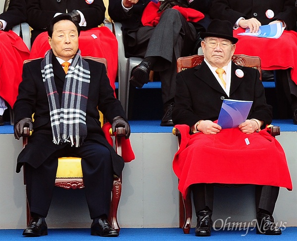 김영삼 전 대통령이 지난 2월 25일 여의도 국회에서 열린 '제18대 박근혜 대통령 취임식'에 참석하고 있다. 그 옆은 전두환 전 대통령.