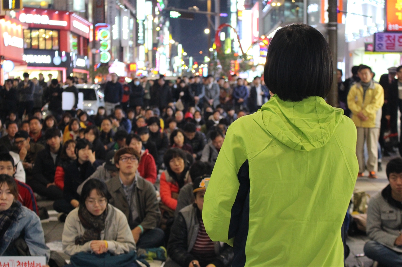  노동당 부산지역 부위원장 정유진씨가 시민들