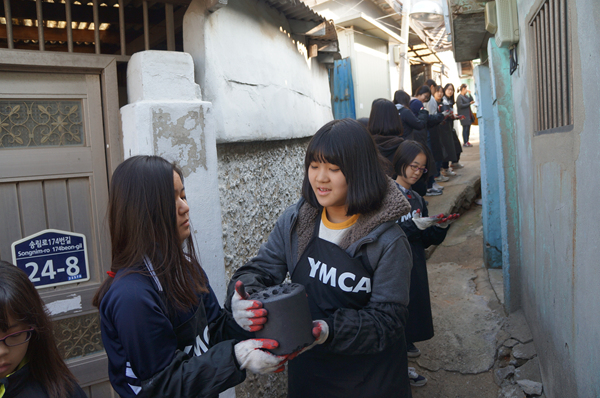  YMCA 청소년회원들의 연탄나누기 행사는 매년 진행되고 있다.