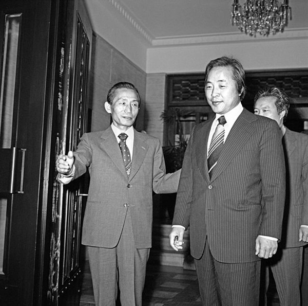 1975년 5월 21일 박정희 대통령(왼쪽)이 김영삼 신민당 총재를 접견하고 있다.