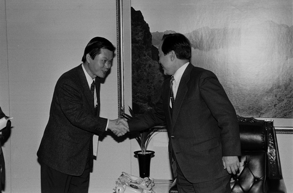 1990년 3월 10일 민자당 최고위원이 된 김영삼이 국회 구 민주당 총재실에서 박철언 정무장관의 예방을 받고 악수하고 있다.