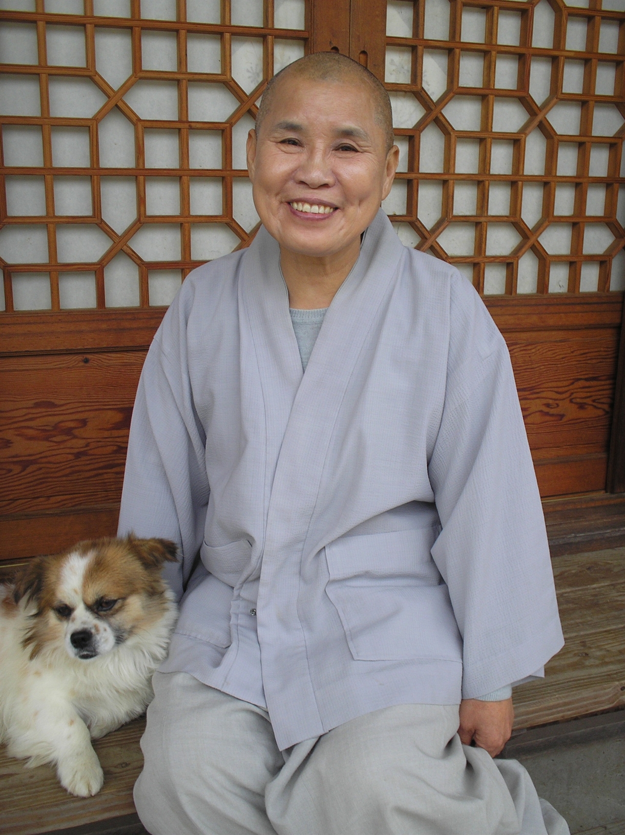 수진스님 수진스님은 자신의 시와 음식이 이 세상 중생들과 함께하라는 부처님의 선물이라고 했다.