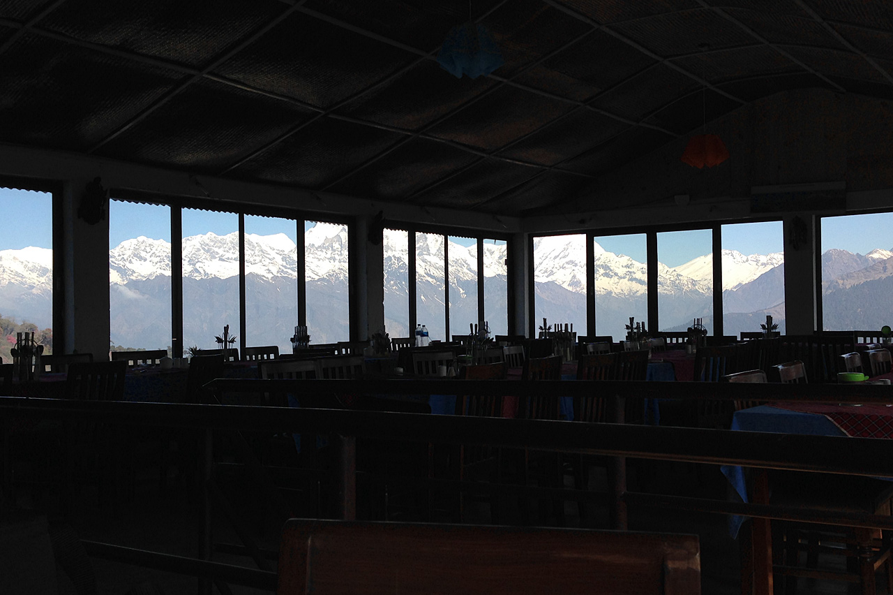  푼힐 로지 식당 창문으로 보이는 설산 풍경. 이보다 멋진 뷰를 가진 레스토랑이 있을까?