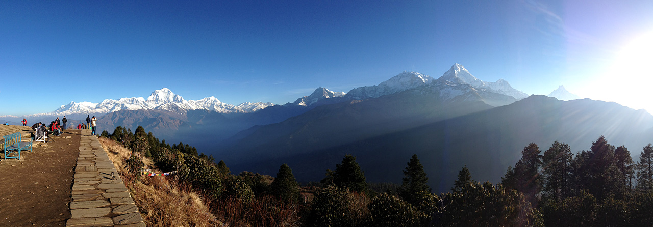  네팔 푼힐 전망대에서의 모습. 왼쪽 정면에 보이는 것이 다울라기리(8167m)이다.