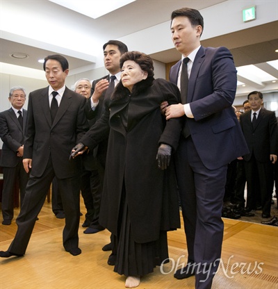 김영삼 전 대통령이 서거한 22일 서울 종로구 서울대병원 장례식장 빈소에 부인 손명순씨가 도착하고 있다.