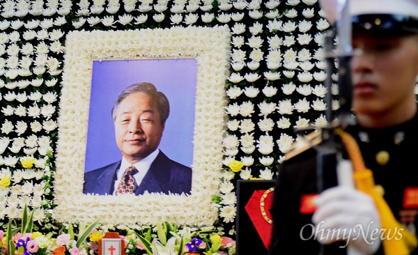  김영삼 전 대통령이 서가한 22일 서울 종로구 서울대병원 장례식장 빈소에 고인의 영정사진이 놓여 있다.