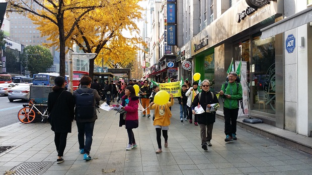 종로길을 걸으면서 탈핵을 호소하는 어린이들 신은초 힉부모 어린이 초록동아리 회원들이 참가하여 시민들에게 '우리의 안전한 미래를 위하여 핵발전 멈춰 주세요.'라고 호소하였다.