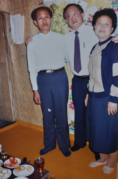 평북 곽산에 사는 도연이 동생 집을 방문했을 당시 동생부부와 함께 찍은 사진. 바로 아래 동생인 도연이는 김일성 종합대학을 졸업하고 농촌 지역에서 의사로 일하고 있었다. 