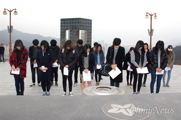  '국정 교과서 반대 경남 청소년 네트워크'는 22일 오후 창원 마산회원구 소재 국립3.15민주묘역에서 "박근혜 정부가 추진하는 역사 교과서 국정화 반대 청소년 행동의날"을 열었다. 사진은 참가자들이 참배단 앞에서 묵념하고 있다.