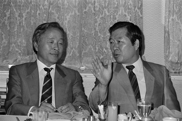 1986년 7월 당시 야당을 이끌던 김영삼과 김대중 씨가 서울 서린호텔에서 조찬회동을 하는 모습.