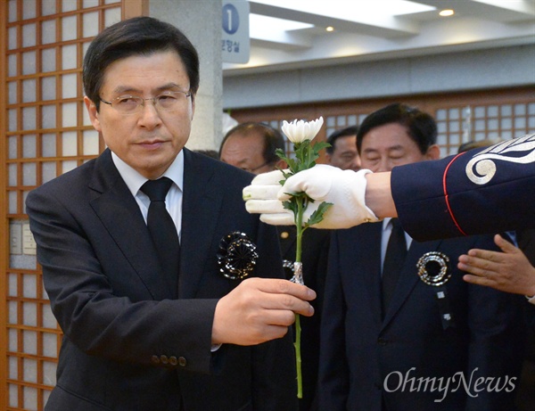  김영삼 전 대통령이 서거한 22일 오후 서울 종로구 서울대병원 장례식장에 마련된 김 전 대통령 빈소에서 황교안 국무총리가 헌화하고 있다.