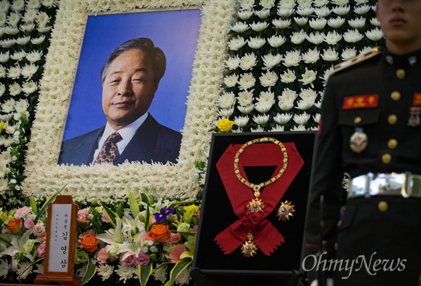 2015년 11월 22일 서울 종로구 서울대병원 장례식장에 김영삼 전 대통령의 빈소에 김 전 대통령이 1993년 받은 '무궁화대훈장'이 놓여져 있다. 