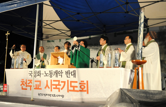 천주교 정의구현전국사제단이 16일 저녁 서울광장에서 시국미사를 거행했다. 