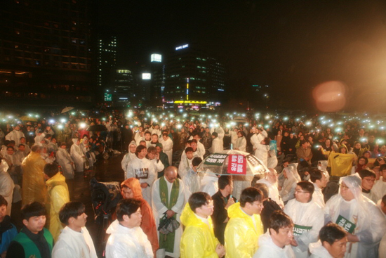 비가 오는 관계로 촛불을 들 수 없어 시국미사 참석자들은 일제히 스마트폰 플래시를 켜들고 세상을 향해 흔들었다. 