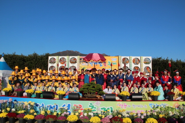 초청공연 지난 10월, 거제시의 대표축제인 '거제섬꽃축제' 초청돼 공연을 펼치고 거제시민들의 열렬한 환영을 받았다.