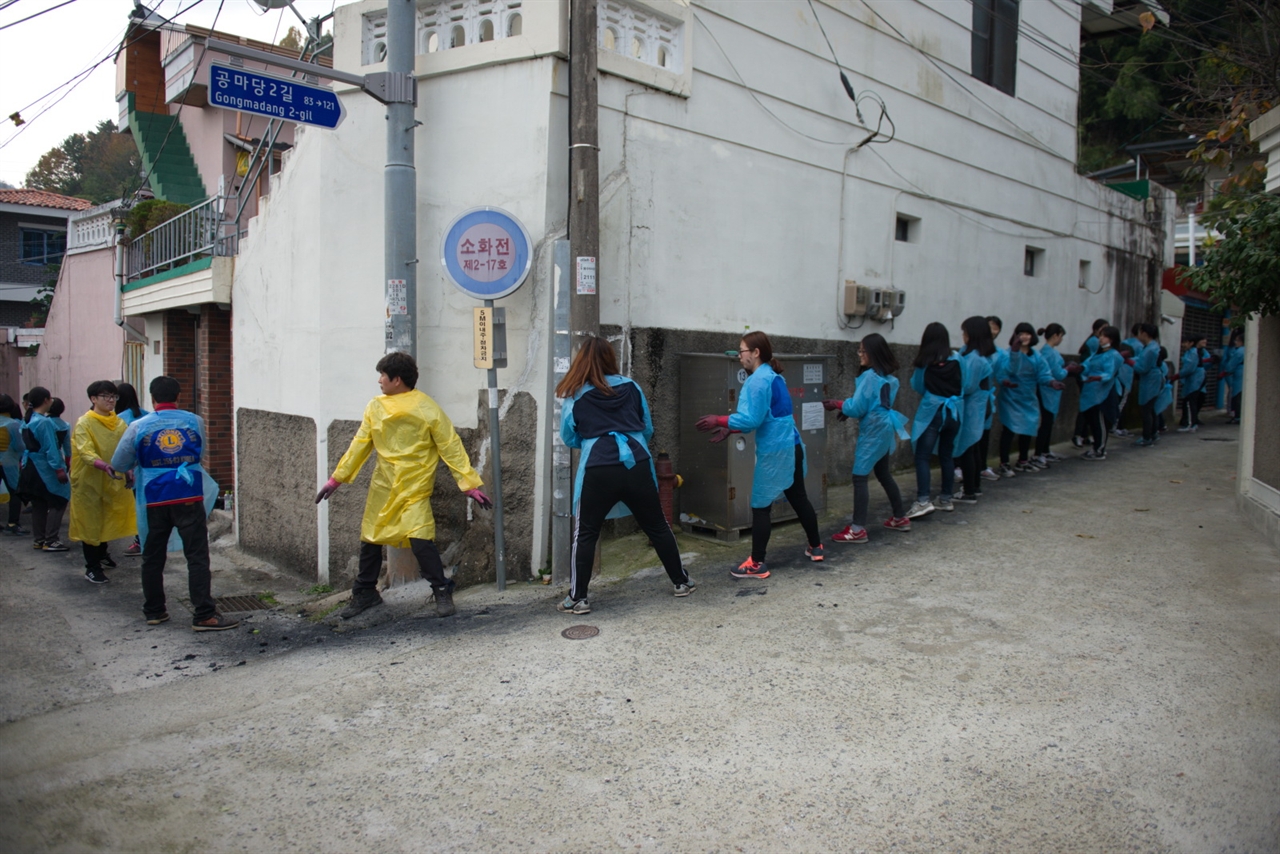 연탄배달 배달지역 높은 언덕위에 집들이 있어서 약 50미터 이상 줄지어서 하나씩 하나씩 배달을 하였습니다