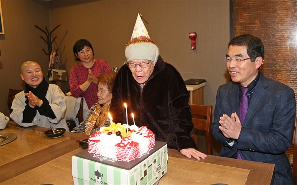 이날 공연이 끝난 뒤 양 시장과 위안부 피해 할머니들은 88세 생일을 맞이하는 이옥선 할머니를 축하하는 조촐한 생일파티 자리를 가졌다. 