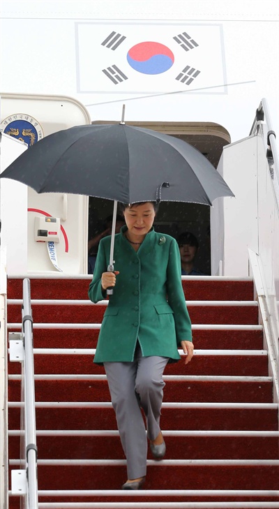 다자 정상회의 참석차 해외 순방 중인 박근혜 대통령이 20일 마지막 방문지인 말레이시아 쿠알라룸푸르에 도착, 전용기에서 내려오고 있다. 
