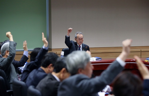2015년 11월 23일 오전 서울 중구 세월호 특조위 사무실에서 열린 제19차 특조위 회의에서 이석태 위원장(가운데) 등 위원들이 거수로 찬반 의사를 표명하고 있다. 