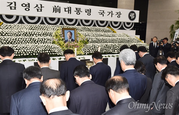23일 부산시청 로비에 마련된 김영삼 전 대통령 분향소에서 시청 공무원들이 집단 조문하고 있다. 