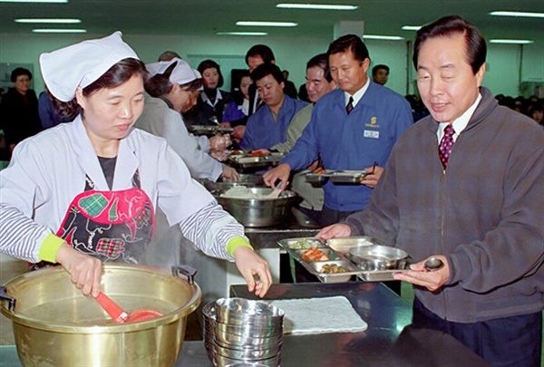 1994년 2월 부산을 찾은 김영삼 전 대통령이 신평의 한 신발공장을 찾아 노동자들을 만나고 함께 식사를 하던 모습.