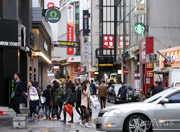  '야당의 독무대'라 불리던 호남 지역의 민심이 어떻게 변할지 예측하기 어려워졌다. 내년 4월 20대 총선을 앞두고 찾은 광주 충장로는 궂은 날씨 탓인지 비교적 한산한 모습이었다.