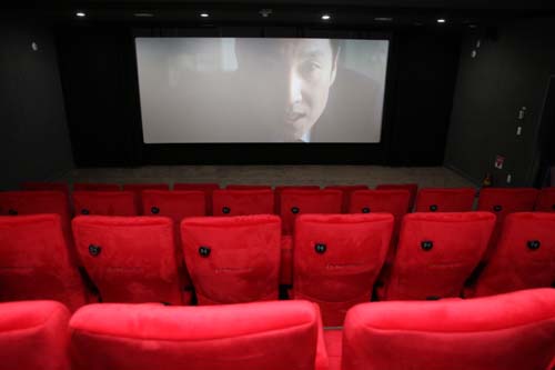 작은 영화관 '정남진 시네마'의 상영관 모습. 규모는 작지만 내부 시설은 어디에 내놔도 뒤지지 않는다. 영화 시작 전에 상업광고도 하지 않는다.