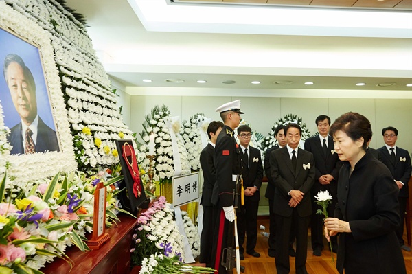 박근혜 대통령이 23일 오후 서울대병원에 마련된 고(故) 김영삼 전 대통령의 빈소를 찾아 헌화하고 있다.