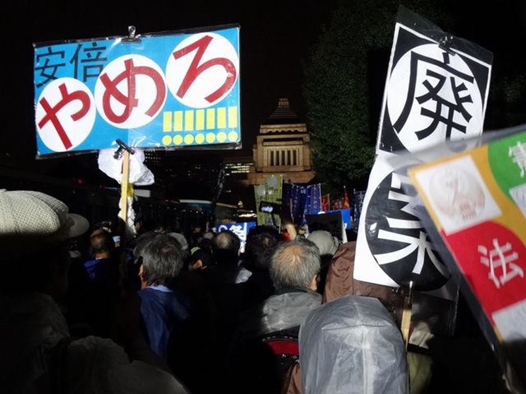 지난 9월 아베정권의 안보법안에 반대하는 일본시민들이 국회로 모였다. 반대 투쟁기간 동안 최대 12만명의 시민들이 국회앞에 모였다.