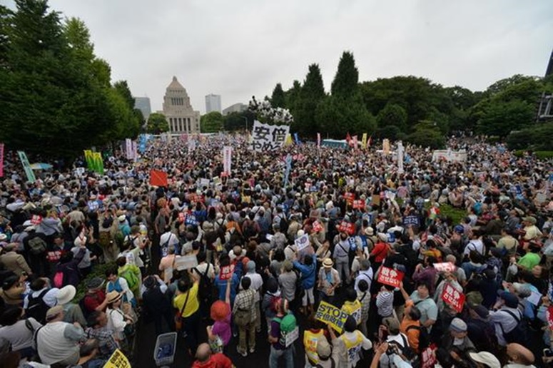 일본 국회앞에 운집한 안보법안 반대 인파. 그럼에도 불구하고 아베정권은 안보법안 재개정을 통과시켰다.