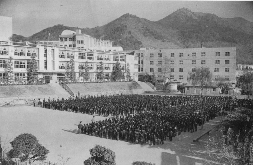 1970년대 부산 서구의 한 초등학교에서 전교 조례를 하는 모습. 이 지역에서 김영삼 전 대통령은 마치 영웅처럼 여겨졌다