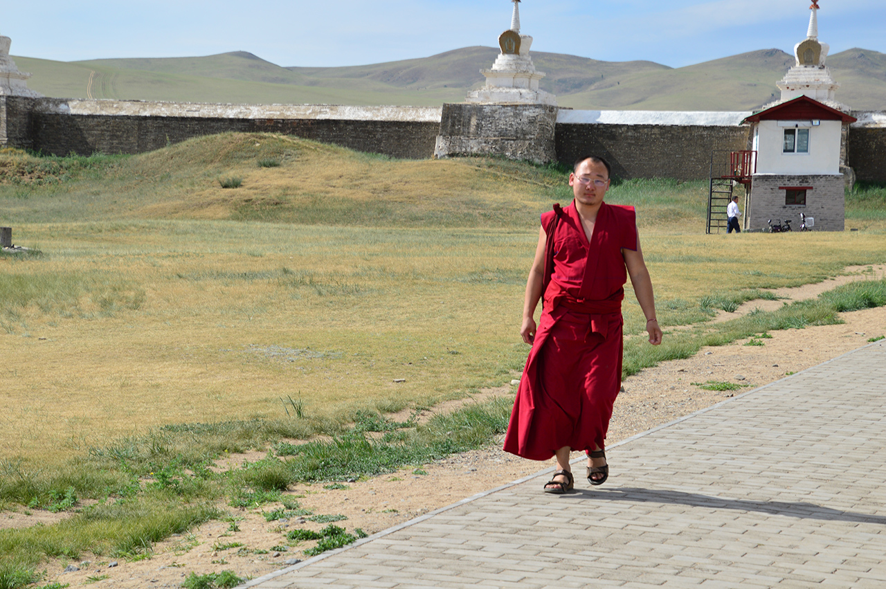 몽골 전통방식 대로 세워진 전각 앞을 한 스님이 걸어가고 있다.