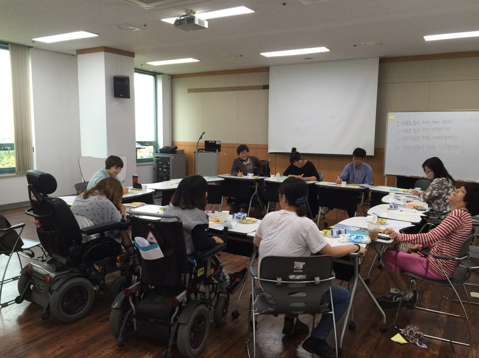 2015년 9월 12일 상상행동 장애와 여성 마실 회원들이 풀뿌리 토론을 진행하고 있다. 