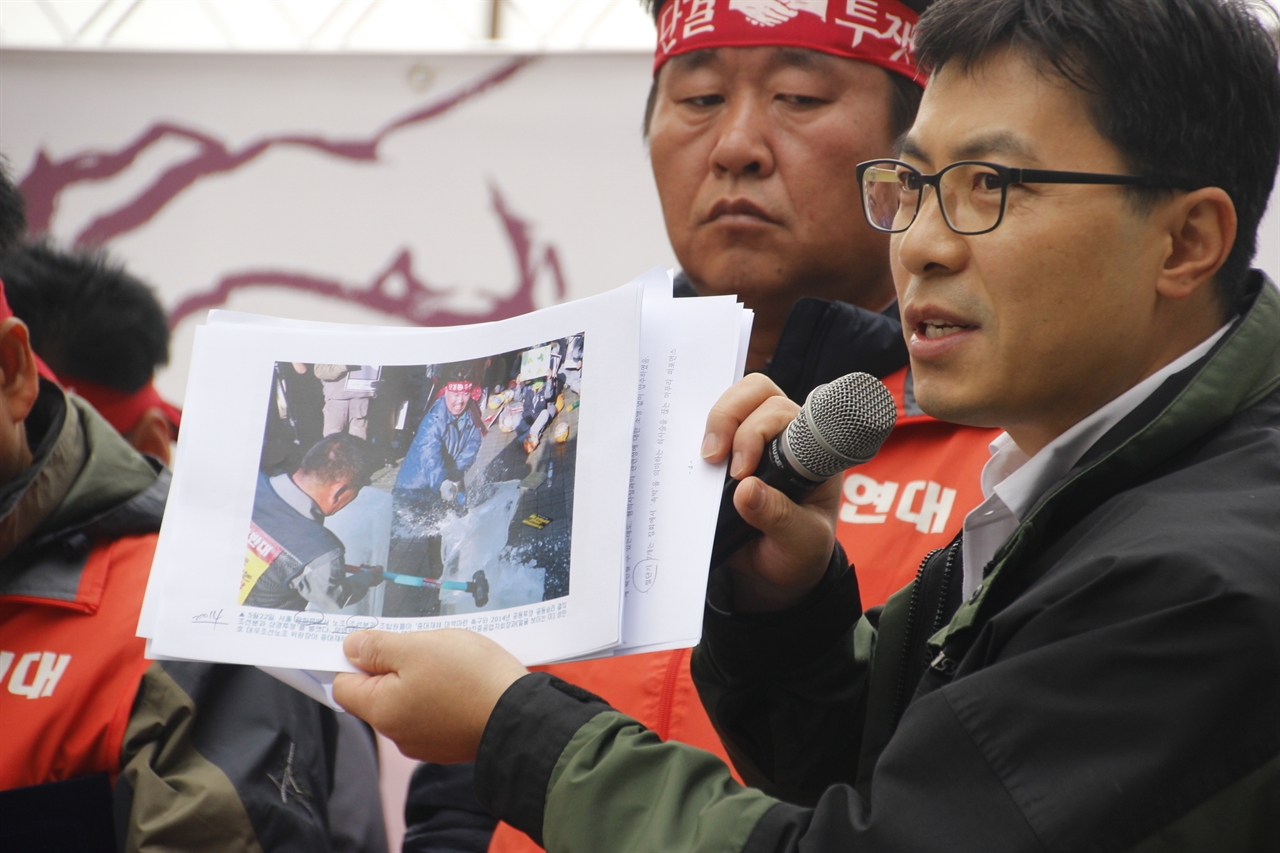 송영섭 변호사가 십수 장의 컬러사진을 예로 들며 압수수색이 불법이었음을 알리고 있다.