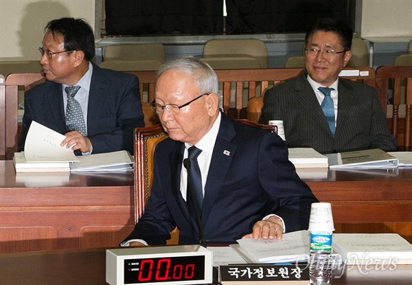 지난 7월 14일 오후 국회에서 열린 정보위원회 전체회의에 출석한 이병호 국정원장(가운데).