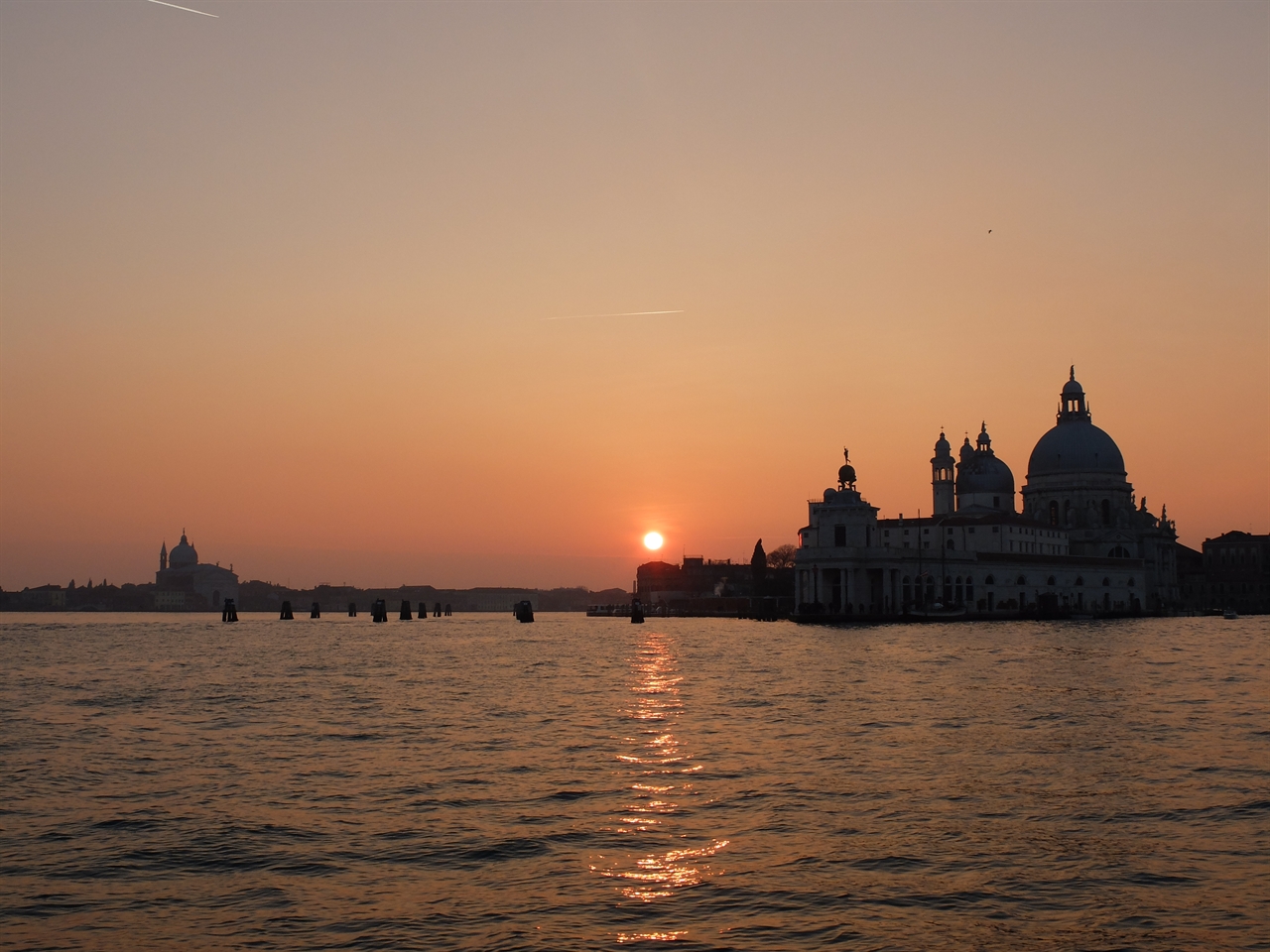 베네치아 화파의 유려한 빛과 색채의 근원이었던 베네치아의 일몰은 온난화로 인한 해수면 상승으로 언젠가 사라질 지도 모를 위기에 처해있습니다.   