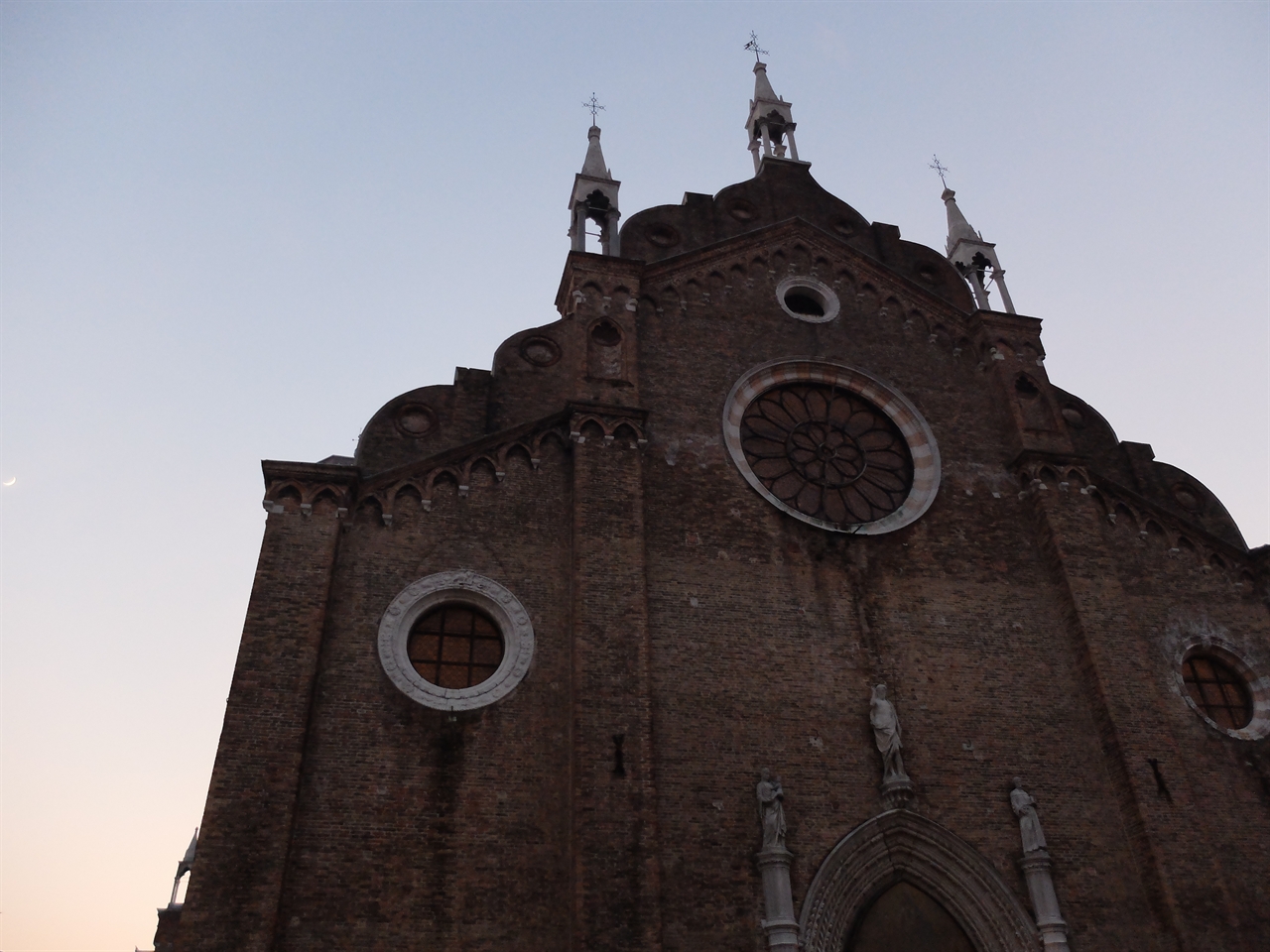 베네치아 최초의 프란체스코 수도회 성당으로 이곳에서 우리는 ‘회화의 군주’ 티치아노를 만납니다.